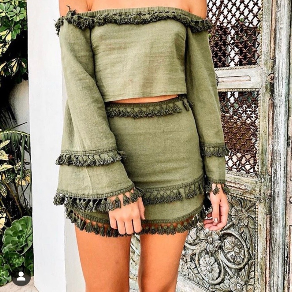 NEVER WORN >> olive off-the-shoulder set // SIZE S